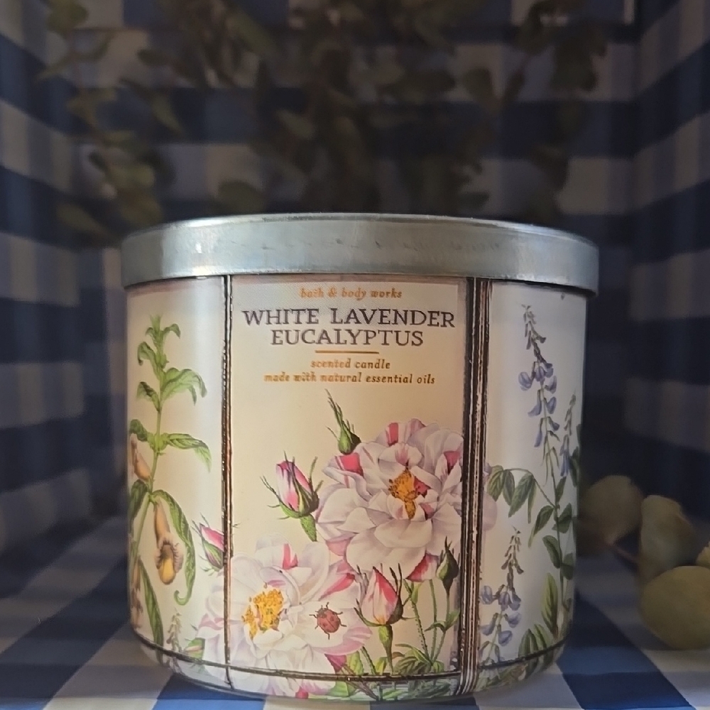 Bath & Body Works White Lavender Eucalyptus Scented Candle